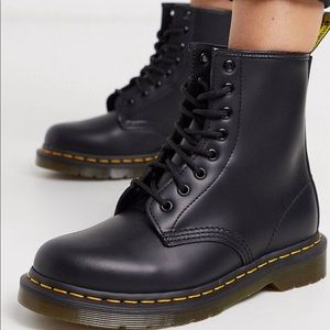 Dr Martens Modern Classic Smooth 1460 8-Eye Boots